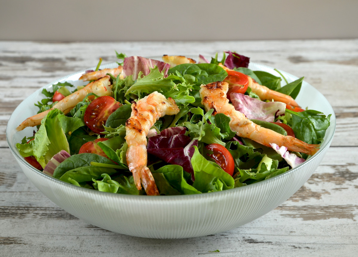Active salad with shrimps and tomatoes